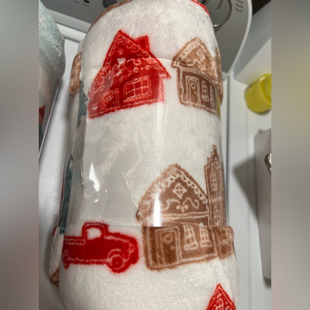 Set of 2 NWT Kohl’s The Big One Festive Plush Throw Blankets - Trucks and Dogs - Picture 3 of 3